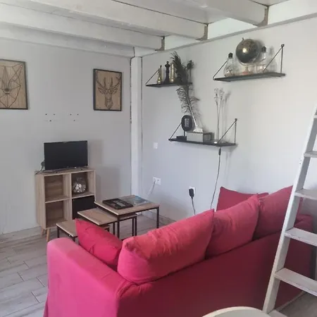 Petit Avec Espace Exterieur Proche