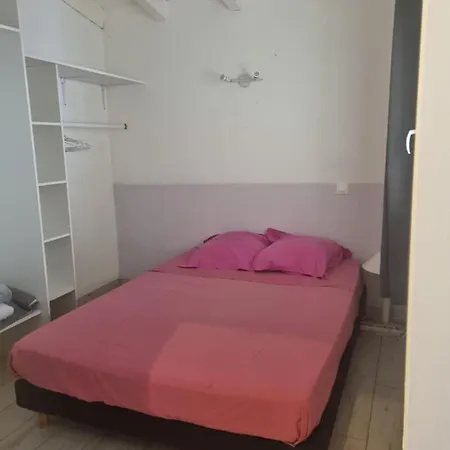 Petit Avec Espace Exterieur Proche *